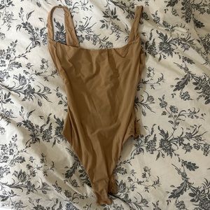 XS SKIMS BODYSUIT